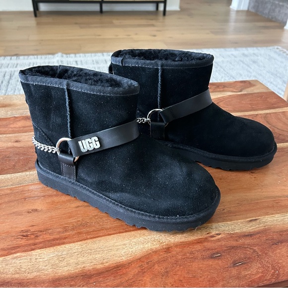 New Ugg Classic Mini Chains II Boots - Picture 3 of 6